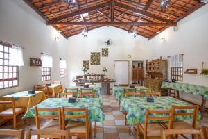 uma sala de jantar com mesas e cadeiras num edifício em Pousada Águas do Vale em Atibaia