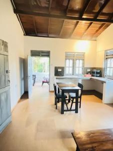 cocina y comedor con mesa y sillas en Susha Happy One 2BR First Floor Apartment, en Hikkaduwa