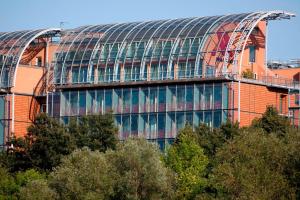 ein großes Gebäude mit viel Glas in der Unterkunft Lyon Marriott Hotel Cité Internationale in Lyon