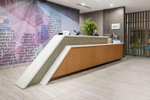 埃佩克斯SpringHill Suites by Marriott Raleigh Apex的大楼内设有接待处的大厅 更多14张照片