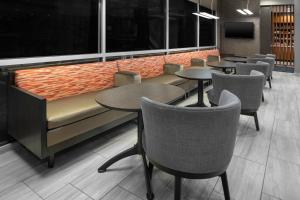 SpringHill Suites by Marriott Raleigh Apex的休息区