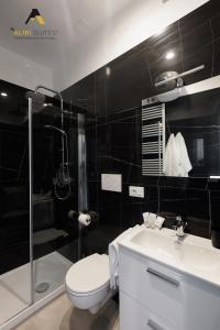 a bathroom with a toilet and a sink and a shower at [ALIBI SUITES] Suite MUSEUM: Gioiello con Vista sul Museo Archeologico Nazionale, Letto e Doccia con Cromoterapia, Smart tv, WiFi e A/C in Ruvo di Puglia