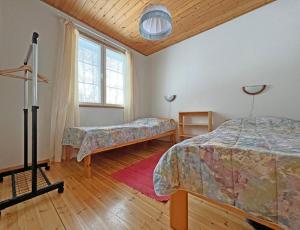 a bedroom with two beds and a window at Riihilampi in Muurame