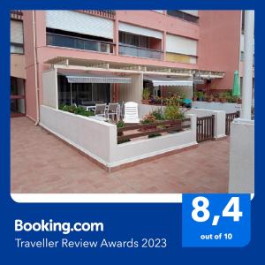 eine Überprüfung der Reisebewertungspreise mit einem Bild eines Hotels in der Unterkunft Residence Saint Clair - Studio Elena in Cap d'Agde