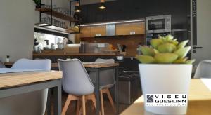 a kitchen with a table and chairs and a counter at Viseu Guest Inn in Viseu