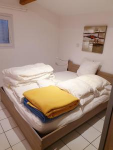 Posteľ alebo postele v izbe v ubytovaní ANDALOUSES Jolie villa T5 en duplex piscine proche plage Rochelongue Cap d'Agde + 9 fotografií