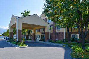 un edificio con un estacionamiento delante de él en Fairfield Inn Salt Lake City Layton, en Layton