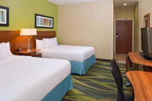 pokój hotelowy z 2 łóżkami i telewizorem w obiekcie Fairfield Inn Salt Lake City Layton w mieście Layton