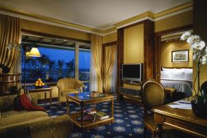 una camera d'albergo con letto e soggiorno di Rome Marriott Park Hotel a Roma