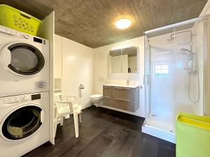 Bilik mandi di Tiny House facing the Alps - Ski in, Ski out