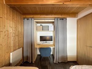 ein Schlafzimmer mit einem Schreibtisch und einem Computer darauf in der Unterkunft Zigzag on the slopes in Anzère