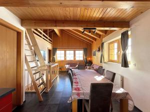 Ruang duduk di Tiny House facing the Alps - Ski in, Ski out