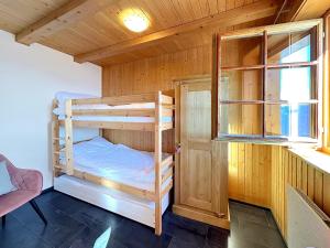 Zimmer mit 2 Etagenbetten in einer Hütte in der Unterkunft Zigzag on the slopes in Anzère
