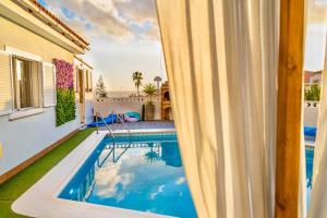 a pool in a house with a view of the yard at Casa Amada in Callao Salvaje