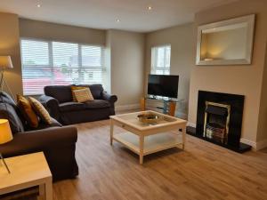 uma sala de estar com um sofá e uma lareira em Superb 4 Bed / 3 Bath Bungalow in Mitchelstown em Mitchelstown