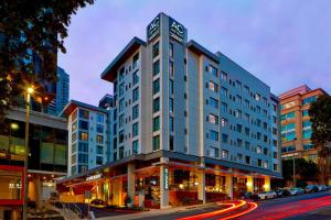 AC Hotel by Marriott Seattle Bellevue/Downtown في بلفيو: مبنى عليه برج الساعه