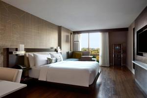 貝塞斯達的住宿－貝塞斯達萬豪酒店，卧室设有一张白色大床和大窗户