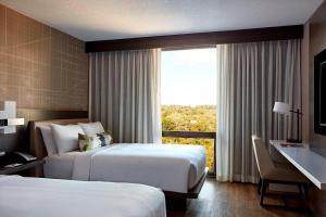 Habitación de hotel con 2 camas y ventana en Bethesda Marriott en Bethesda