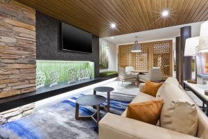 sala de estar con sofá y TV en Fairfield Inn & Suites by Marriott Goshen, en Goshen