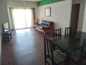 sala de estar con sofá de cuero negro y mesa en San Martin & Salta en Mar del Plata