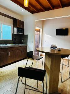 een keuken met een tafel en stoelen in een kamer bij Bonito departamento rustico in Rosarito