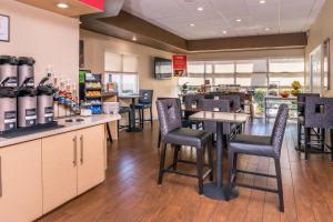 a restaurant with a bar with chairs and tables at TownePlace Suites by Marriott Anaheim Maingate Near Angel Stadium in Anaheim