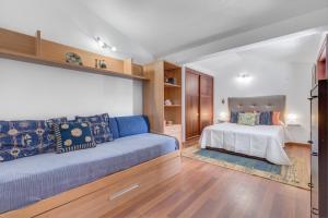 a bedroom with a bed and a bed and a bed at Chalet Umbelina con jardin y vista al mar in Palm-mar