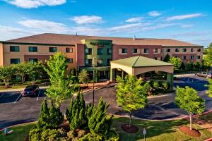 an aerial view of a hotel with a parking lot at Courtyard by Marriott Memphis Southaven in Southaven
