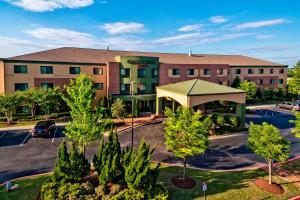 eine Luftansicht eines Hotels mit Parkplatz in der Unterkunft Courtyard by Marriott Memphis Southaven in Southaven