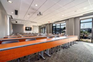 une salle de conférences avec rangées de bureaux et de chaises dans l'établissement SpringHill Suites by Marriott Oakland Airport, à Oakland