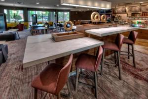 un bar en un restaurante con mesas y sillas en Courtyard by Marriott Memphis Southaven en Southaven