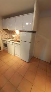 Kuchyňa alebo kuchynka v ubytovaní ANDALOUSES Jolie villa T5 en duplex piscine proche plage Rochelongue Cap d'Agde