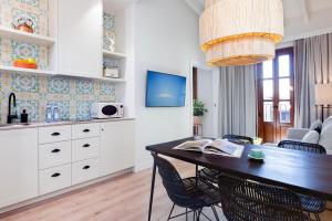 a kitchen and dining room with a table and chairs at Samaritana Suites in Palma de Mallorca