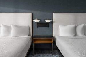 Llit o llits en una habitació de Courtyard by Marriott San Diego Mission Valley/Hotel Circle