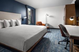 聖地牙哥的住宿－聖地亞哥米森谷/酒店區萬怡酒店，配有一张床和一张书桌的酒店客房