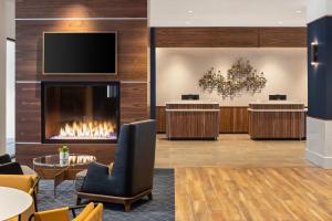 TV a/nebo společenská místnost v ubytování Courtyard by Marriott Owatonna Downtown