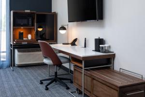 TV a/nebo společenská místnost v ubytování Courtyard by Marriott Owatonna Downtown