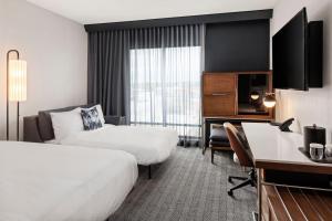 Postel nebo postele na pokoji v ubytování Courtyard by Marriott Owatonna Downtown