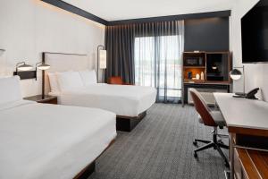 Postel nebo postele na pokoji v ubytování Courtyard by Marriott Owatonna Downtown + 14 fotografií