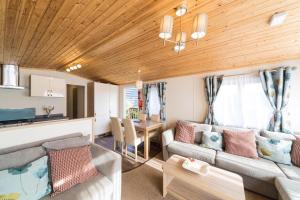 Χώρος καθιστικού στο Birch Lodge