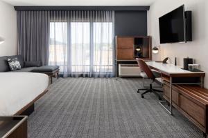 TV a/nebo společenská místnost v ubytování Courtyard by Marriott Owatonna Downtown