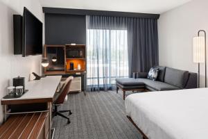 Postel nebo postele na pokoji v ubytování Courtyard by Marriott Owatonna Downtown