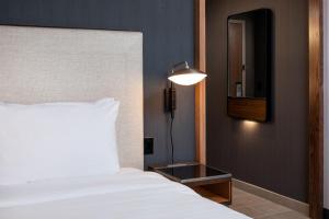 Postel nebo postele na pokoji v ubytování Courtyard by Marriott Owatonna Downtown
