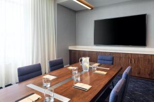 TV a/nebo společenská místnost v ubytování Courtyard by Marriott Owatonna Downtown