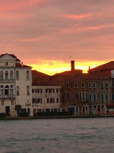 un groupe de bâtiments au coucher du soleil en arrière-plan dans l'établissement Cà Isabella, à Venise