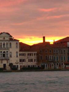 ヴェネツィアにあるカ イザベラの夕日を背景にした一群の建物