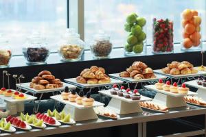 un bufé con diferentes tipos de repostería y postres. en Courtyard by Marriott Jazan, en Jazan