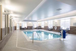 uma grande piscina num quarto de hotel com piscina em Fairfield Inn & Suites by Marriott Northfield em Northfield