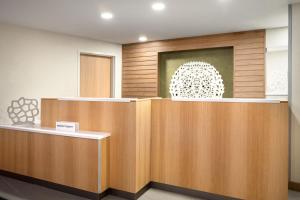 una sala d'attesa con pareti in legno e un dipinto sul muro di Fairfield Inn & Suites Boulder a Boulder
