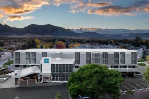 博尔德Fairfield Inn & Suites Boulder的山 ⁇ 的建筑的 ⁇ 染